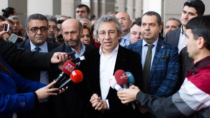 Can Dündar (au centre), le rédacteur en chef du journal turc "Cumhuriyet", le 26 novembre 2015 avant son audition devant un tribunal d'Istanbul (Turquie). (VEDAT ARIK / CUMHURIYET / AFP)