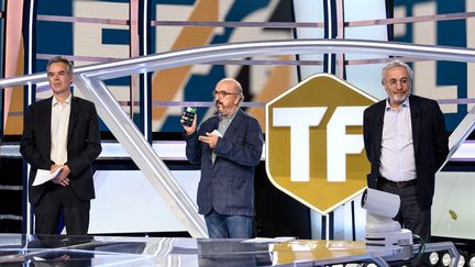 Jaume Roures, fondateur de Mediapro, entouré de Julien Bergeaud, directeur général de Mediapro Sport France (à gauche) et de Jean-Michel Roussier, DG adjoint. (BERTRAND GUAY / AFP)