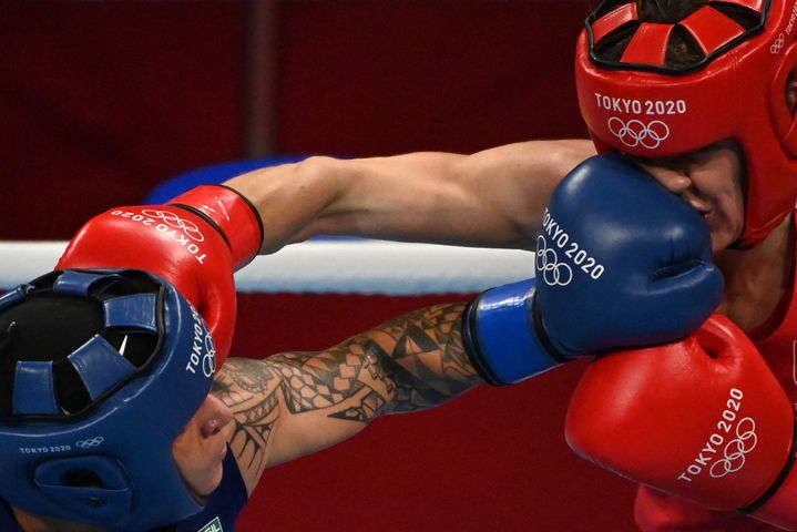 Le tournoi de boxe olympique prend place à Roland-Garros pour les finales. (LUIS ROBAYO / AFP)