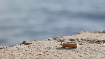 Un mégot de cigarette sur une plage espagnole. (photo d'illustration) (CLARA MARGAIS / DPA)