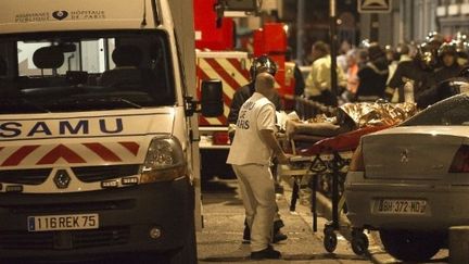 Un blessé évacué après l'effondrement d'un hôtel sur une maison, qui a fait trois morts à Montreuil (6 juin 2011) (AFP / Bertrand Langlois)