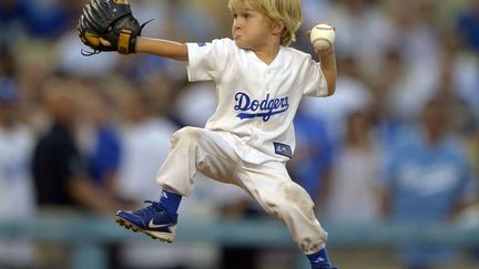 Christian Haupt, 3 ans, donne le coup d'envoi du match de baseball opposant les Los Angeles Dodgers aux San Diego Padres &agrave; Los Angeles (Californie, Etats-Unis), le 4 septembre 2012. (MARK J. TERRILL / AP / SIPA)