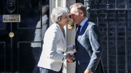 Le Premier ministre britannique Theresa May accueille le président du Conseil européen, Donald Tusk, au 10 Downing Street, dans le centre de Londres, le 25 juin 2018, avant leur réunion. (TOLGA AKMEN / AFP)