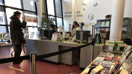 La médiathèque Persépolis de Saint-Ouen (Seine-Saint-Denis) met en place un système de "click and collect" durant le deuxième confinement.&nbsp; (BASTIEN MUNCH / RADIO FRANCE)