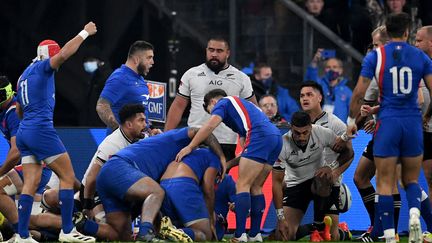 Gabin Villière poings tendus après l'un des essais de Peato Mauvaka, lors du match France-Nouvelle-Zélande au Stade de France le 20 novembre 2021. (FRANCK FIFE / AFP)