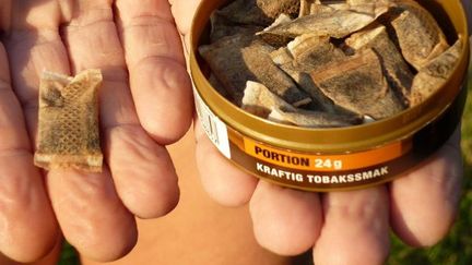 Le snus, du tabac en poudre humide, très prisé en Suède. (AFP PHOTO / OLIVIER MORIN)