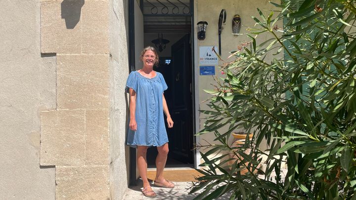 Charlotte Noblet à la porte de son auberge de jeunesse dans le 15e arrondissement de Marseille. (PAUL TILLIEZ / RADIO FRANCE)