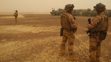 Des soldats français&nbsp;surveillent un convoi militaire entre Gossi et Hombori, au Mali, le 26 mars 2019 . (DAPHNE BENOIT / AFP)