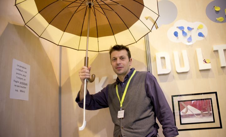 Yann Loh&eacute;zic pr&eacute;sente le Kiddult, son parapluie &agrave; double manche, &agrave; la Foire de Paris, le 7 mai 2014. (MATHIEU DEHLINGER / FRANCETV INFO)