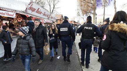 Patrouille de police sur les Champs-Elysées, à Paris, le 30 décembre 2016. (MIGUEL MEDINA / AFP)