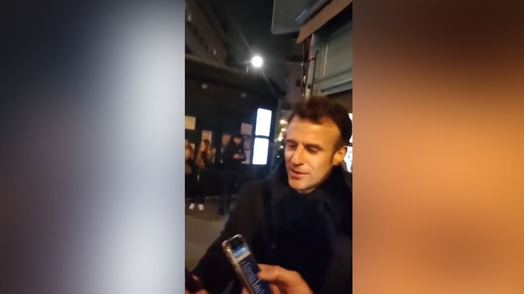 Emmanuel Macron filmed singing alongside several people after his speech on April 17, 2023. (TWITTER SCREEN CAPTURE OF STANISLAS RIGAULT)