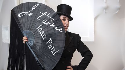 Rossy De Palma pose lors d'une répétition du Fashion Freak Show de Jean-Paul Gaultier, à Paris le 19 mars 2019 (CHRISTOPHE ARCHAMBAULT / AFP)