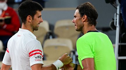 Novak Djokovic et Rafael Nadal ici&nbsp;à l'issue de la demi-finale de Roland-Garros 2021. (MARTIN BUREAU / AFP)