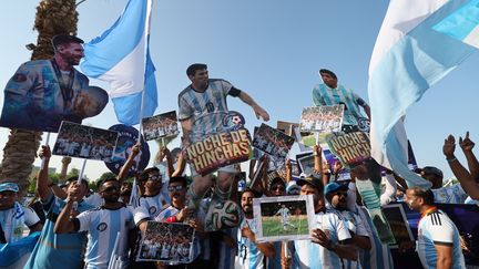 Un groupe de supporters de l'Argentine au Qatar&nbsp;se rassemble à Doha, le 11 novembre 2022. (GIUSEPPE CACACE / AFP)