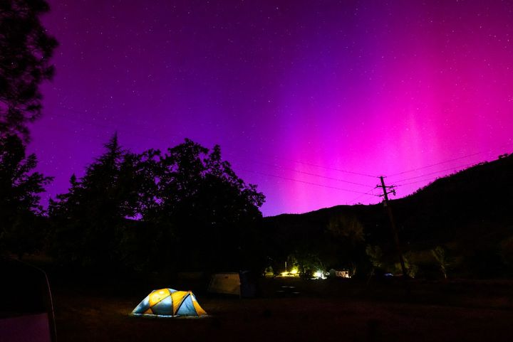 Les aurores boréales ont teinté le ciel de Middletown, près de San Francisco, en Californie, le 11 mai 2024. (JOSH EDELSON / AFP)