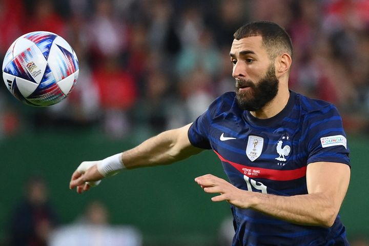 Karim Benzema with the France team jersey during the Nations League match against Austria, in Vienna, June 10, 2022. (FRANCK FIFE / AFP)