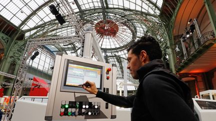 Un visiteur de l'exposition "Usine Extraordinaire" du 22 au 25 novembre 2018 à Paris. (FRANCOIS GUILLOT / AFP)