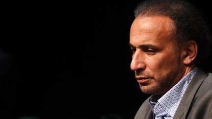 Le théologien musulman Tariq Ramadan, lors d'une conférence sur le vivre-ensemble à Bordeaux (Gironde), le 26 mars 2016.&nbsp; (MEHDI FEDOUACH / AFP)