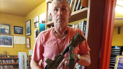 Dave Hood pose avec un fusil AR15, le même modèle que celui utilisé lors de la tuerie à l'école d'Uvalde (Texas), dans son ranch qui sert de stand de tir à Del Rio, le 26 mai 2022. (FRANCEINFO / RADIO FRANCE)