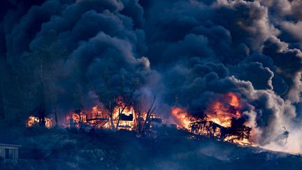 Les flammes ont atteint plusieurs quartiers excentrés sur les hauteurs de Los Angeles, où se trouve cette maison, carbonisée par l'incendie "Creek", le 5 décembre 2017. (RONEN TIVONY / AFP)