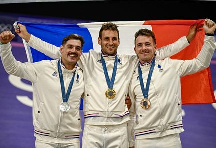 Un podium olympique, trois Français. Les supporters français présents à Saint-Quentin-en-Yvelines ont vécu un moment d'histoire, vendredi 2 août, lors de la finale du BMX racing. Joris Daudet (or), Sylvain André (argent) et Romain Mahieu (bronze) ont réalisé un triplé fantastique qui fera date. (JULIEN DE ROSA / AFP)