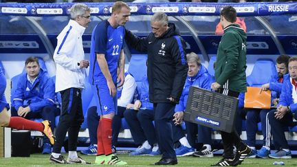 Jérémy Mathieu quitte la pelouse après une blessure lors du match France-Russie, le 29 mars 2016, au Stade de France, à Saint-Denis. (JEAN MARIE HERVIO / DPPI MEDIA / AFP)