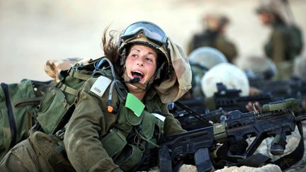 Une soldate isra&eacute;lienne partitipe &agrave; une op&eacute;ration de l'arm&eacute;e pr&egrave;s de la fronti&egrave;re &eacute;gyptienne &agrave; Sede Boker (Isra&euml;l), le 13 d&eacute;cembre 2010. (XINHUA / NOTIMEX)