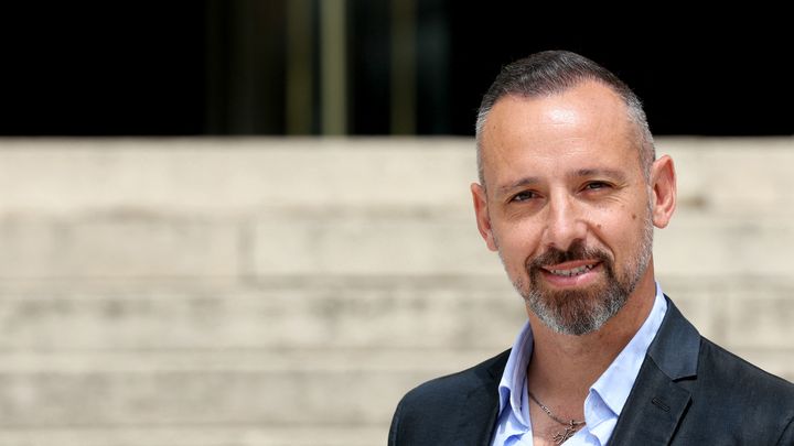 Julien Gabarron à son arrivée à l'Assemblée nationale après son élection, le 9 juillet 2024 à Paris. (ALAIN JOCARD / AFP)