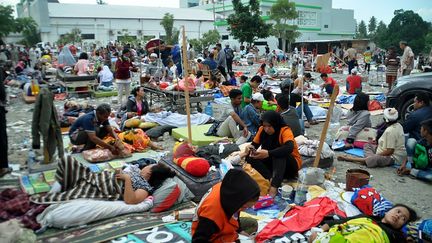 Les hôpitaux étant dépassés par l'afflux de victimes, beaucoup de patients sont soignés à l'extérieur des établissements, comme ici à Palu, sur l'île de Célèbes (Indonésie). (MUHAMMAD RIFKI / AFP)