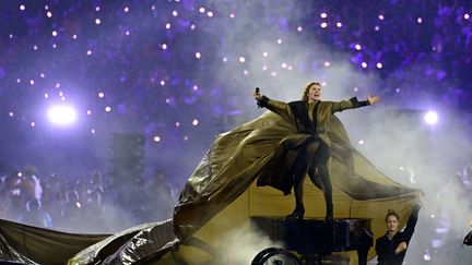 Sous une pluie battante, la chanteuse française Santa ouvre le bal au Stade de France et lance la cérémonie de clôture en reprenant "Vivre pour le meilleur" de Johnny Hallyday. (SHUTTERSTOCK / SIPA)