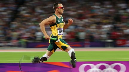 L'athl&egrave;te sud-africain Oscar Pistorius lors du relais 4x400 m aux JO de Londres, le 10 ao&ucirc;t 2012. (EZRA SHAW / GETTY IMAGES EUROPE)