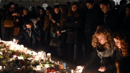 Des habitants rendent hommage aux&nbsp;victimes des attentats de Paris, à Nancy (Meurthe-et-Moselle), le 16 novembre 2015. (MAXPPP)