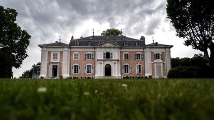 Le président Macron fera la visite du Château de Voltaire à Ferney, à la frontière franco-suisse, qui vient d'être restauré pour 9 millions d'euros.
 (FABRICE COFFRINI / AFP)