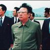 Le leader nord-coréen Kim Jong-il lors d'une visite sur le tarmac de l'aéroport de Pyongyang (Corée du Nord), le 17 avril 1992. (XINHUA / AFP)