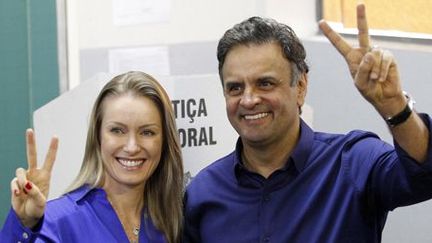 Le candidat social-démocrate Aecio Neves, au côté de sa femme Leticia Weber, lors d'une conférence de presse à Belo Horizonte, dans le Minas Gerais (Brésil), le 5 octobre 2014. (REUTERS / Washington Alves)