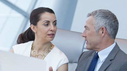 Selon une &eacute;tude de l'Apec, les femmes cadres restent moins pay&eacute;es que leurs coll&egrave;gues masculins, toutes choses &eacute;gales par ailleurs. (ARIEL SKELLEY / BLEND IMAGES / GETTY IMAGES)