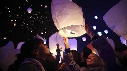 A Zagreb (Croatie), un artiste a eu la bonne id&eacute;e de demander aux gens de l&acirc;cher des milliers de lanternes pour f&ecirc;ter No&euml;l. (ANTONIO BRONIC / REUTERS)