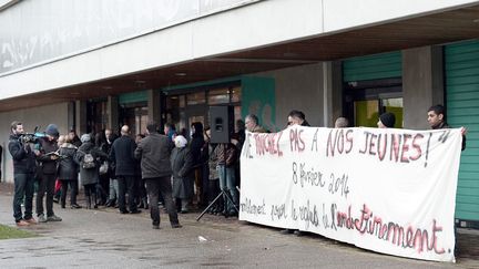 Des habitants de Strasbourg (Bas-Rhin) r&eacute;unis lors d'un rassemblement, samedi 8 f&eacute;vrier, apr&egrave;s la d&eacute;part d'une douzaine de jeunes en Syrie. (FREDERICK FLORIN / AFP)