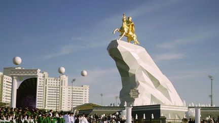 Une imposante statue en or du pr&eacute;sident turkm&egrave;ne Gourbangouly Berdymoukhamedov a &eacute;t&eacute; d&eacute;voil&eacute;e &agrave; Achkhabad (Turkm&eacute;nistan), lundi 25 mai 2015. (ALEXANDER VERSHININ / AP / SIPA)