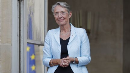 Elisabeth Borne,&nbsp;nouvelle Première ministre dans la cour de l'hôtel de Matignon, le 16 mai 2022.&nbsp; (CHRISTOPHE PETIT TESSON / MAXPPP)