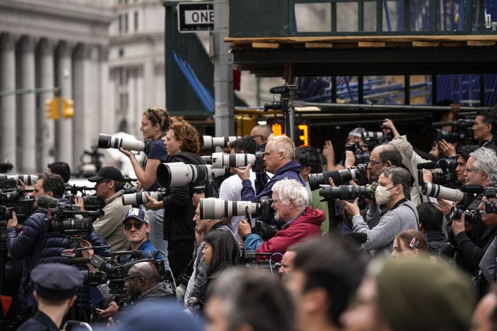 Des photographes devant le tribunal de Manhattan où Donald Trump est présent dans le cadre de son inculpation, le 4 avril 2023 à New York (Etats-Unis). (DREW ANGERER / GETTY IMAGES NORTH AMERICA)