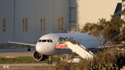 Les forces maltaises tentent d'entrer dans l'avion d'Afriqiyah Airways détourné par des pirates libyens, le 23 décembre 2016,&nbsp;sur le tarmac de l'aéroport de La Valette. (DOMENIC AQUILINA / AFP)