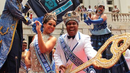 Le Roi Momo, Wilson Dias da Costa Neto, en compagnie de la Reine du carnaval, Leticia Martins Guimaraes, a reçu la clé de la ville de Rio de Janeiro (28 février 2014)
 (Levy Ribeiro / AFP)