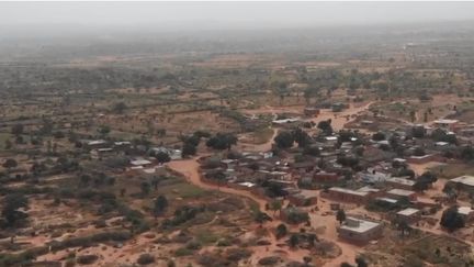 Malgré la sécheresse, les habitants du village de Landou, au Sénégal, parviennent à développer leurs cultures. Grâce à l'aide d'une ONG et à des techniques ancestrales, l'agriculture est de retour dans le village. (FRANCE 2)