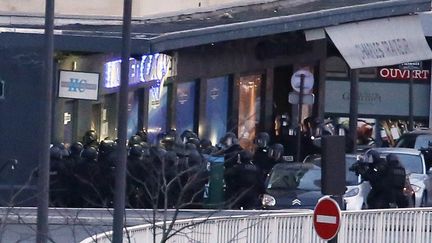 Les forces de l'ordre donnent l'assaut dans le supermarché casher Porte de Vincennes à Paris
 (THOMAS SAMSON / AFP)