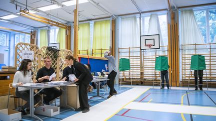 Un bureau de vote lors des élections européennes le 26 mai 2019 à Stockholm (Suède), le 26 mai 2019. (JONATHAN NACKSTRAND / AFP)