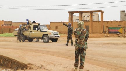 Des hommes armés de la Coordination des mouvements de l'Azawad, à Kidal (Mali), le 28 août 2022. (SOULEYMANE AG ANARA / AFP)