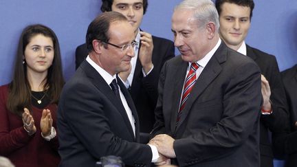 Fran&ccedil;ois Hollande (&agrave; G.) &agrave; l'&eacute;cole Ozar Hatorah de Toulouse en compagnie de Benjamin Netanyahu (&agrave; D.), le jeudi 1er novembre 2012. (GUILLAUME HORCAJUELO / EPA / MAXPPP)