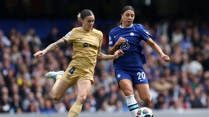 Maria Pilar Leon et Sam Kerr au duel lors de la demi-finale aller de Ligue des champions entre Chelsea et Barcelone, à Stamford Bridge, le 22 avril 2023. (ADRIAN DENNIS / AFP)