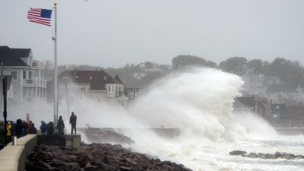 Des vagues submergent les digues &agrave; Winthrop, dans le Massachusetts (Etats-Unis), le 29 octobre 2012. (DARREN MCCOLLESTER / GETTY IMAGES NORTH AMERICA / AFP)